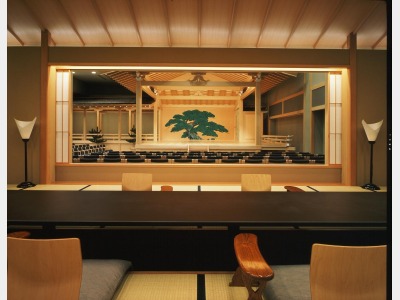 料亭広間から能楽堂舞台をのぞむ