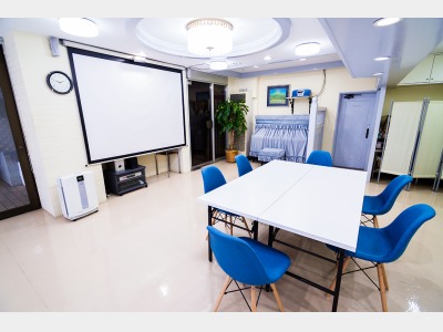 100インチスクリーンを備えた会議室