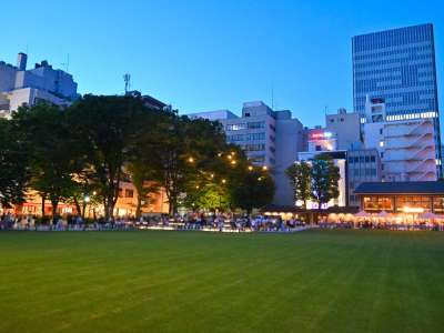 【南池袋公園/夜】おしゃれなカフェレストランがある人気のデートスポット♪(当館より徒歩約３分)