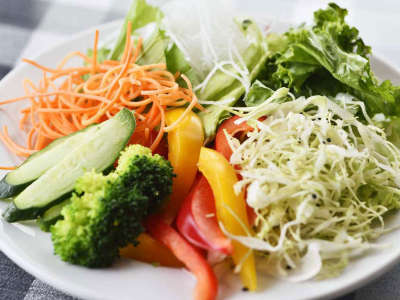 【イル・キャンティ・エスト】サラダはお好きなドレッシングでどうぞ♪