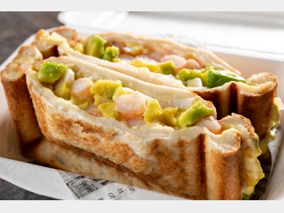 エビとアボカドのチーズホットサンド