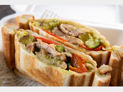 ゴロゴロチキンとゴロゴロ野菜のホットサンド