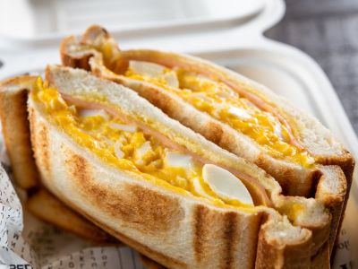 玉子サラダとハム、チーズのホットサンド