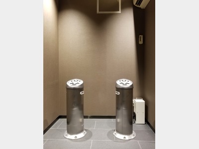 館内禁煙ですが2階に喫煙所がございます