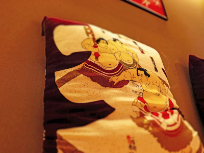 相撲をあしらったデザインが施されています