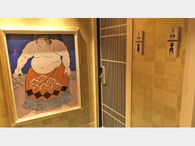 施設内には相撲をあしらったデザインが施されています