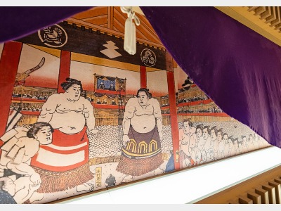 土俵入りの錦絵のデザインが施されております。
