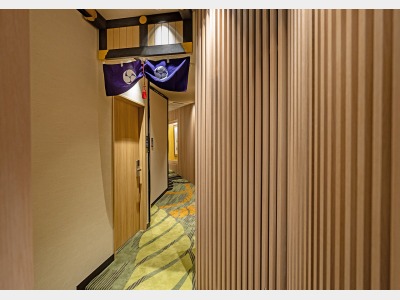 1階の廊下です。フロアは、しめ縄をあしらったデザインです。