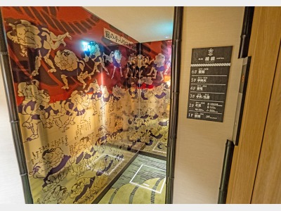 1階のエレベーターホールです。相撲の決まり手の錦絵のデザインが施されております。