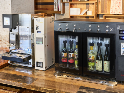 ラウンジ｜SAKE SERVER／生ビールやワイン、日本酒などもご用意しております（有料）。