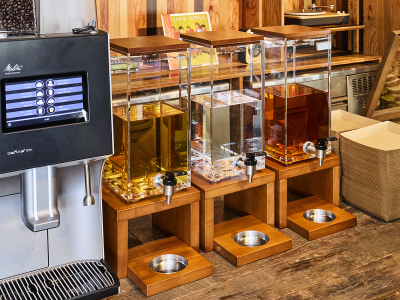 ラウンジ｜FREE DRINK／コーヒーや紅茶などのソフトドリンクを24時間いつでも。
