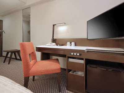 セミダブルルーム(デスク周辺)