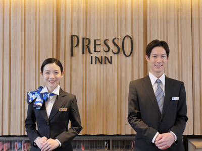 フロントデスクは１階にございます。