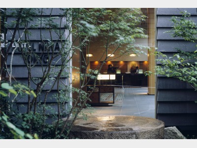 エントランスの水盤