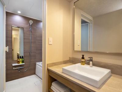 デラックストリプル／独立洗面台・バスルーム