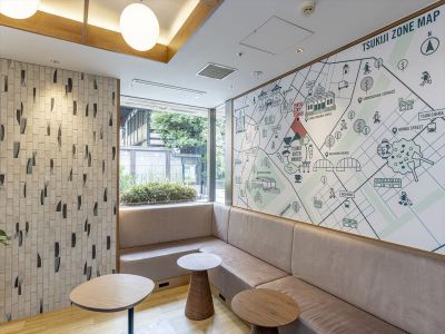 ラウンジ 壁面には築地周辺MAPを描いております