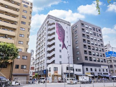 大きな鯛の絵が特徴的なホテル 日比谷線築地駅をご利用のお客様はこちらを目印にお越しください