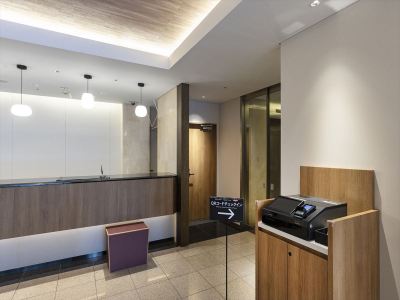 自動チェックイン機 アプリから取得できる二次元コードをかざすだけで、簡単にチェックインが可能です。