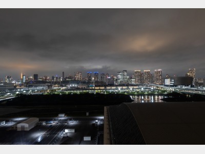 客室から望む豊洲市場（夜景）