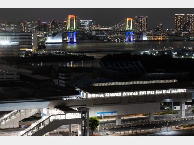 客室から望むレインボーブリッジと有明テニスの森駅