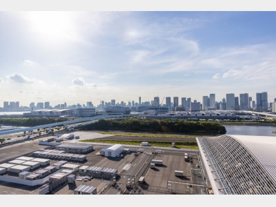客室から望む豊洲市場（昼景）