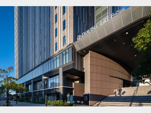 ダブルツリーｂｙヒルトン東京有明 外観2階エントランスへの階段とエスカレーター一例