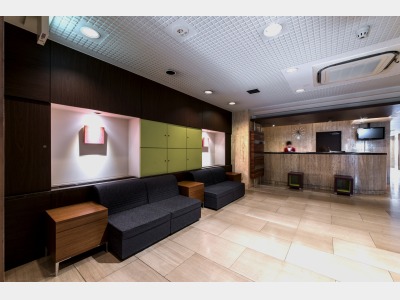 ＜ロビー＞“シンプル・モダン”をデザインコンセプトにした「the b」で、居心地のいい滞在をどうぞ