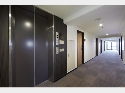 落ち着いた雰囲気の館内でゆったりおくつろぎください