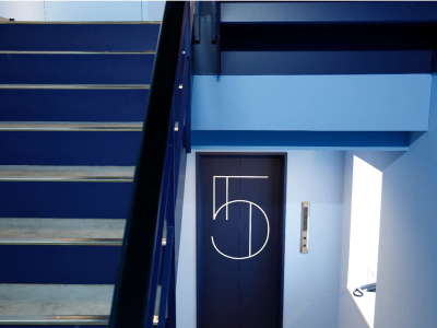 エレベーター/ 階段