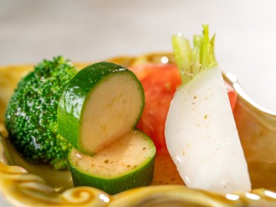 【極み/特別会席】春（2026年3月～5月）冷やし皿 東京野菜を使用した生野菜サラダ　梅ドレッシング