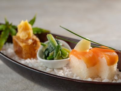 【土地の恵み会席】春（2026年3月～5月）前菜 鱒小袖寿司 穴子煮凝り　白ごま味噌 明日葉お浸し