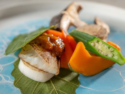 【土地の恵み会席】春（2026年3月～5月）焼物 メバル柏の葉焼き　季節の野菜