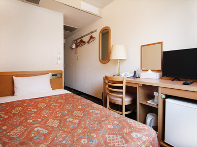 シングルルーム　広めのベッドでじっくり疲れを癒してください