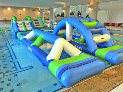 水上遊具「ウォーターアスレチック」