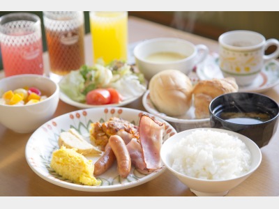 朝食会場のサイゼリヤ洋食バイキング