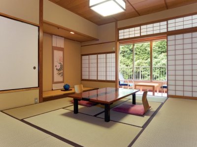 客室一例　西館　【禁煙】西館　温泉内風呂付川側和室