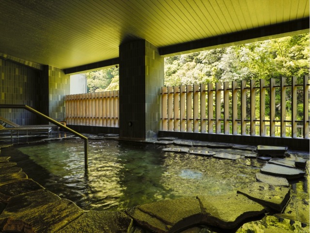 大浴場「絹の湯」眺望岩風呂