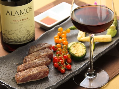 【ご夕食】当館自慢のステーキは赤ワインとの相性抜群　※イメージ