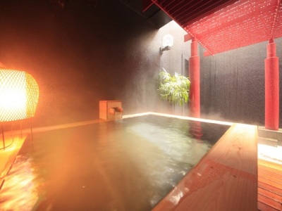 【大浴場】優しい光が差し込みリラックス（大浴場外湯）　※イメージ