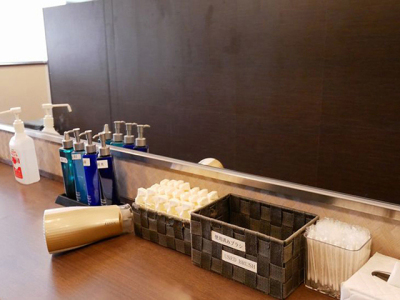 【アメニティ（男湯）】養毛料・整髪料・乳液・化粧水・ブラシ・綿棒など