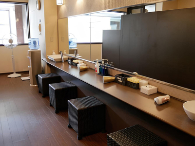 【パウダールーム 男性用】ドライヤーや各種アメニティをご用意しております。