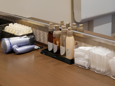 【アメニティ（女湯）】乳液・化粧水・洗顔料・ブロー料・綿棒・コットン・シャワーキャップ・ブラシなど