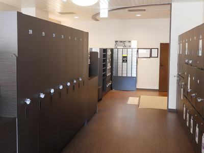 【ロッカー・脱衣室】脱衣室内には貴重品ロッカーもございます。