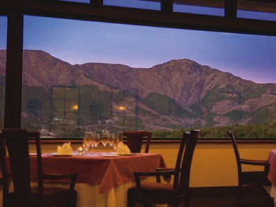 メインダイニングルーム「プラ デュ ジュール」レストラン内からの夕景