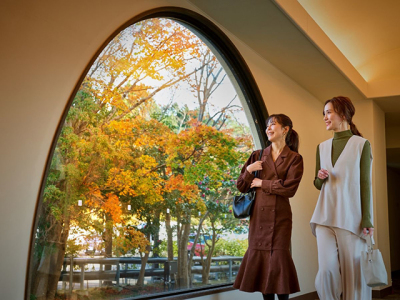 【館内】アーチが特徴のウィンドウ