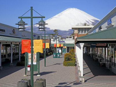 【御殿場プレミアム・アウトレット】ホテルから車で約30分。