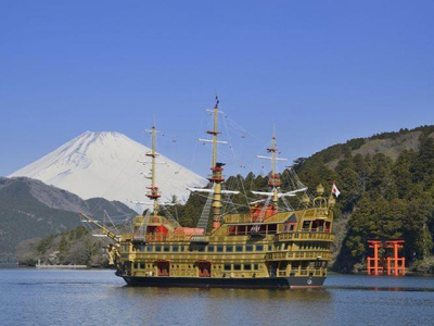 【箱根海賊船】桃源台港から箱根町港・元箱根港を約25〜40分で結ぶ海賊船。ホテルから車で約10分（桃源台港）