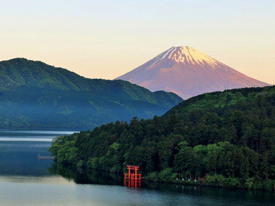 【芦ノ湖】西に富士山を臨み、箱根火山のカルデラ湖。