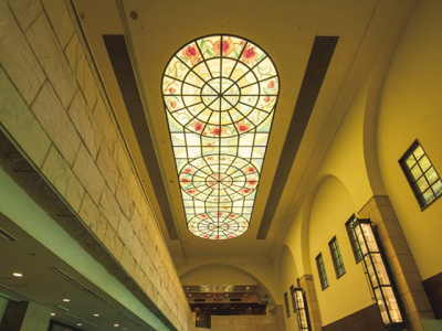 レストラングリル入口の吹き抜け天井のステンドグラス