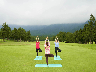 箱根外輪山の雄大な山並みに囲まれた自大然の中でヨガを体験